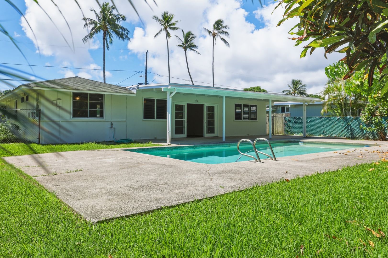 4 Bedroom, 2 Bathroom house with pool in Kailua – photo 1