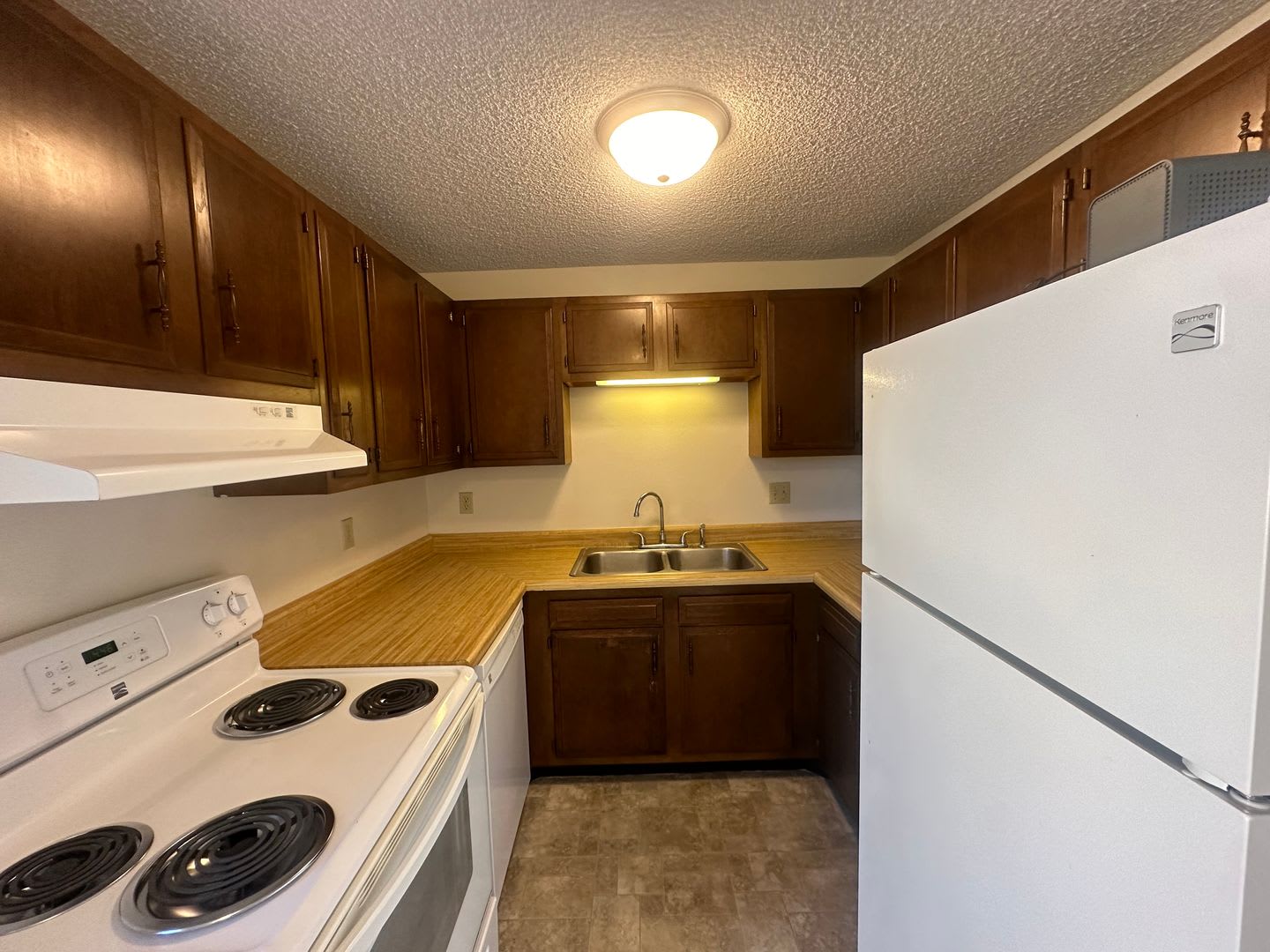 Two bedroom, One and one half bathroom townhouse. – photo 5