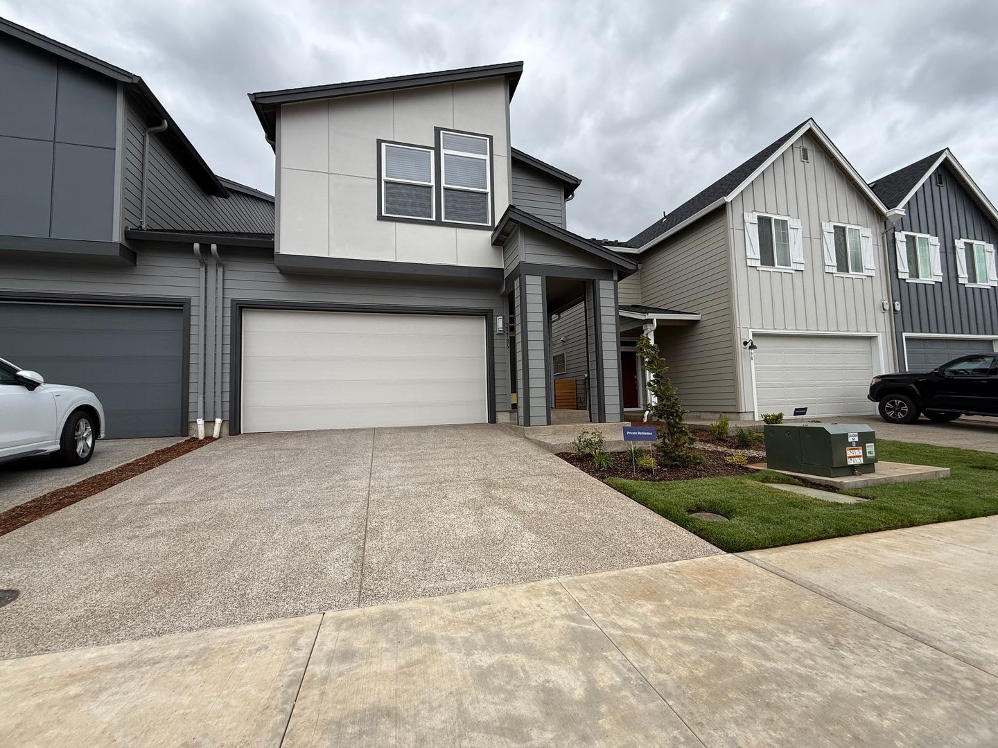 Charming 3 Bed 2.5 Bath Tualatin Home with Fenced Yard & 2-Car Garage! – photo 1