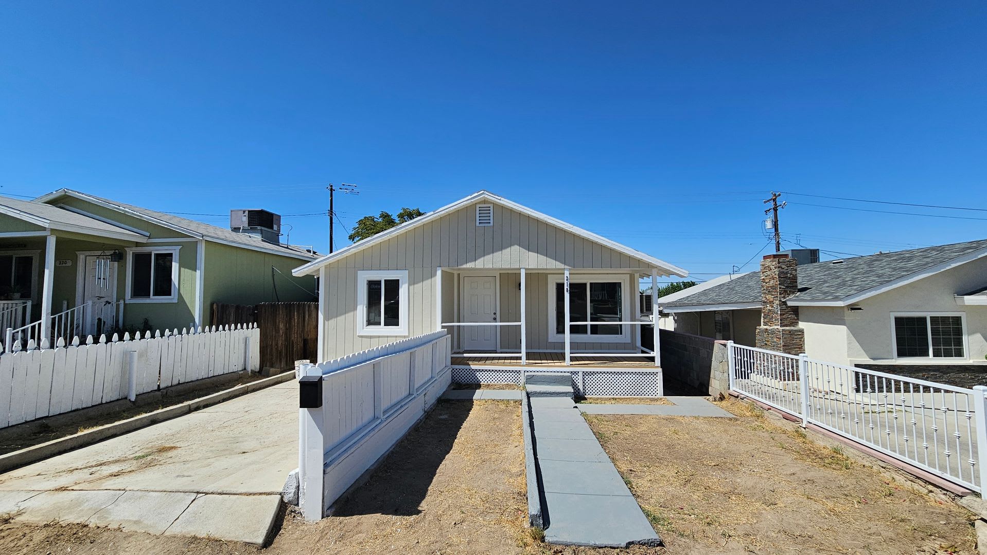Newly Renovated 3 Bedroom, 2 Bathroom Home in Taft! – photo 2