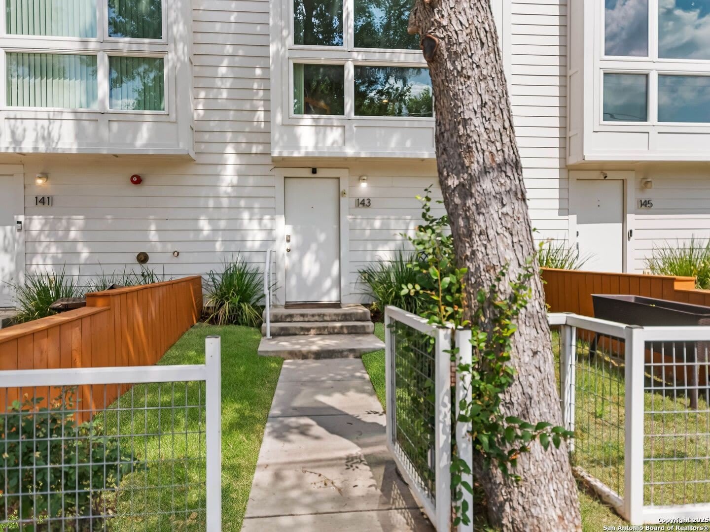 143 CATALPA AVE – photo 3