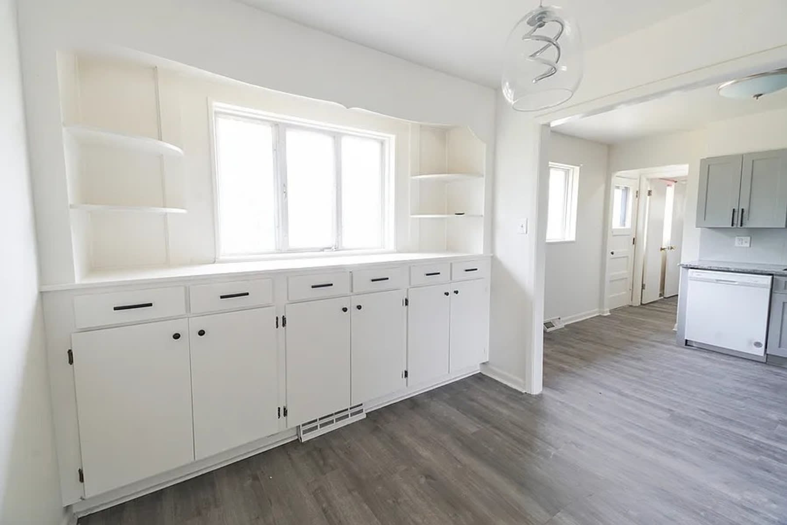 Beautifully Renovated, Spacious 4BR Home w/ Basement & Backyard! – photo 2