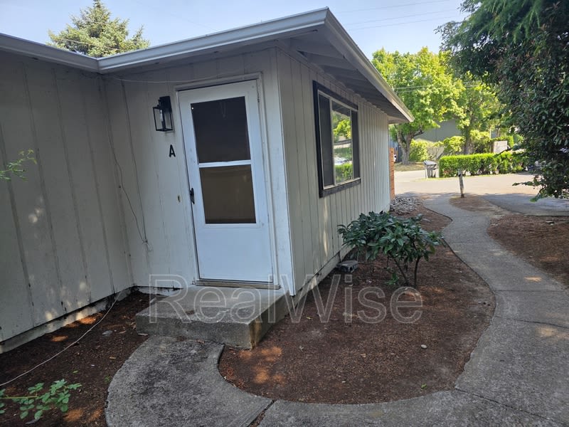 1101 NE Minnehaha St – photo 1