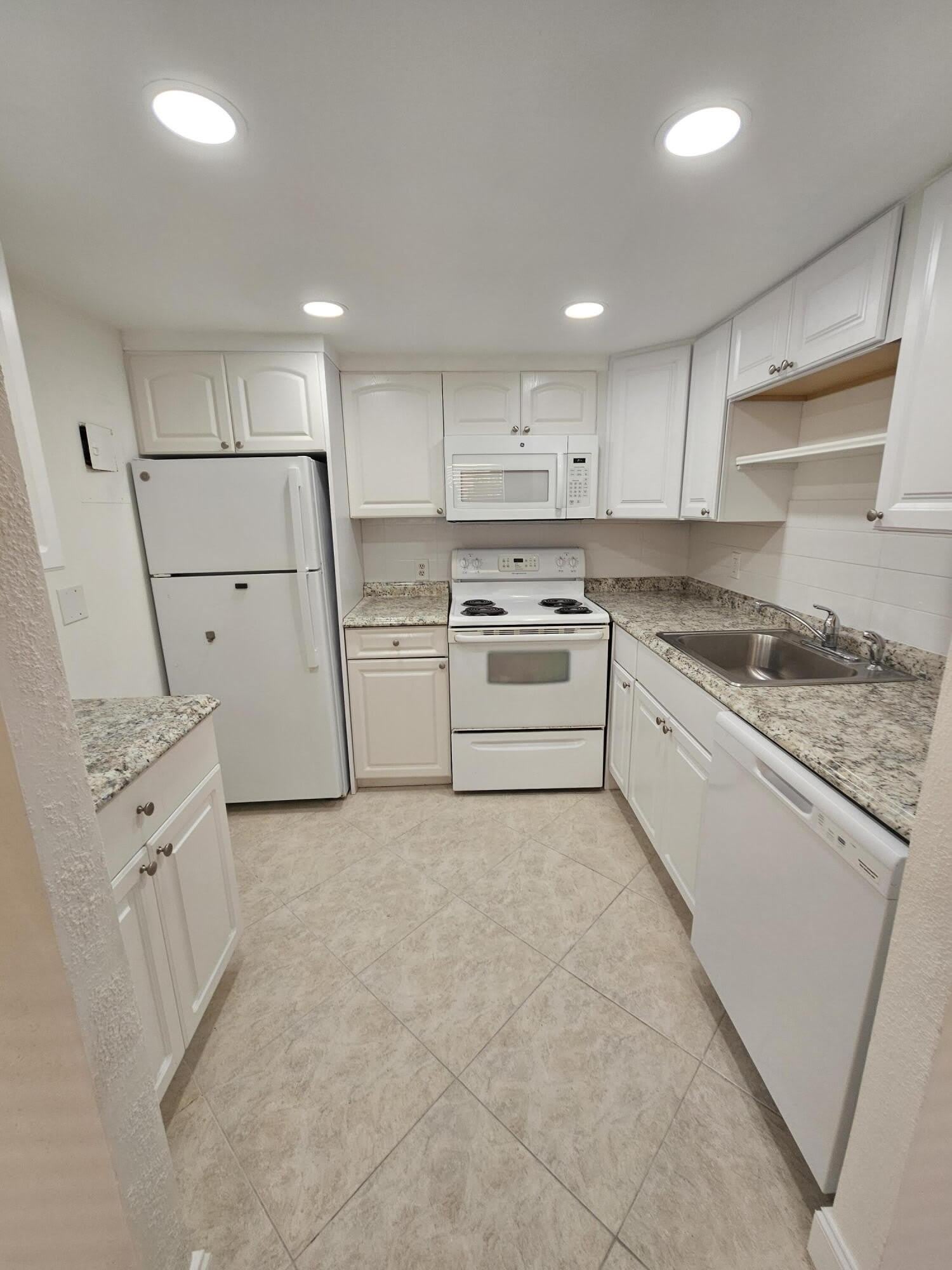 211 E Saxony Lane – photo 4