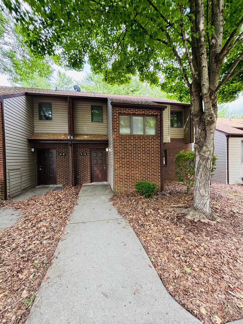 3 Bedroom 2.5 Bath Townhouse – photo 3