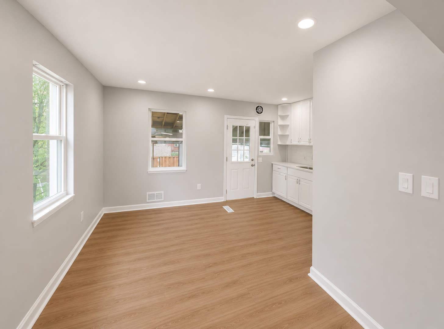 Charming 3 Bedroom Home with Finished Basement & Fenced Backyard – photo 5