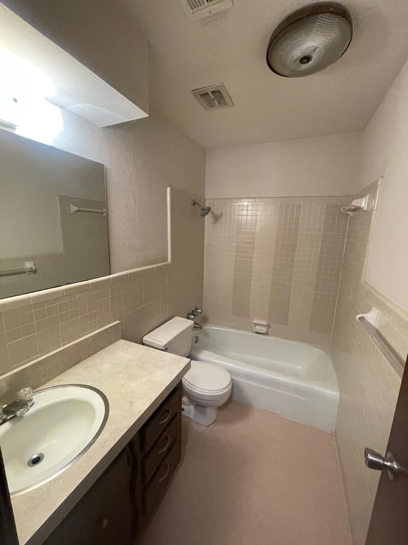 ADORABLE 2 BEDROOM 1 BATHROOM DUPLEX – photo 5