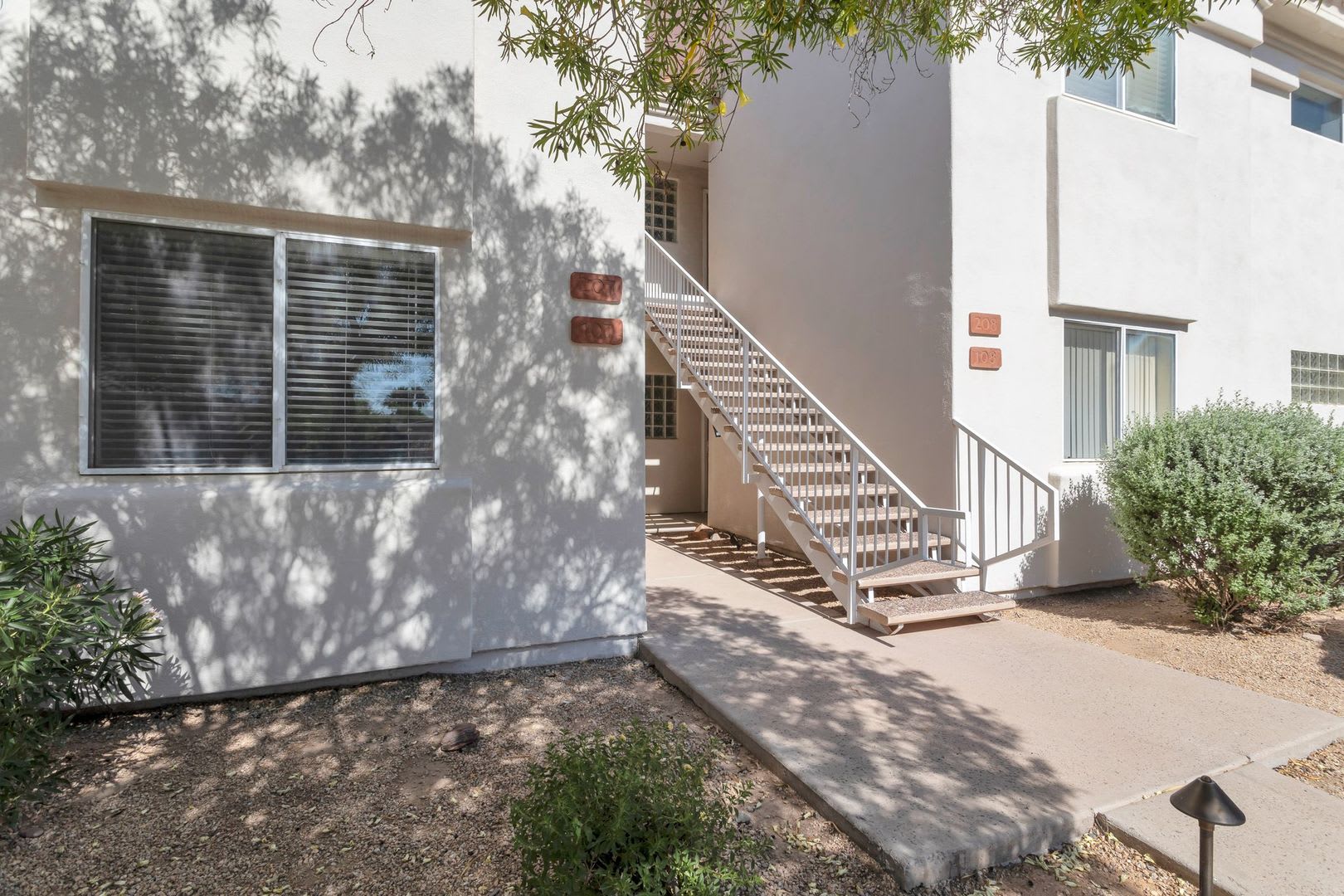 2 Bedroom Paradise Valley Gem with Private Patio & Fireplace – photo 4