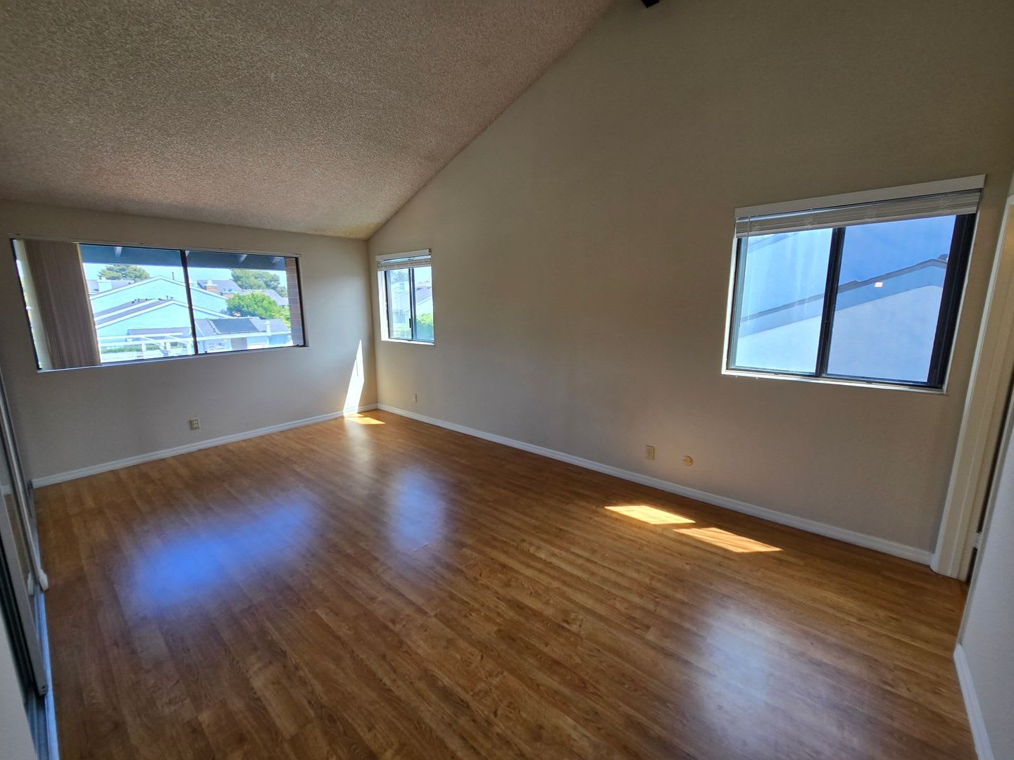 Move-Special: 1/2 off 1st month’s rent! Spacious 3-Bedroom, 2.5-Bath Townhome in Desirable La Jolla – photo 5