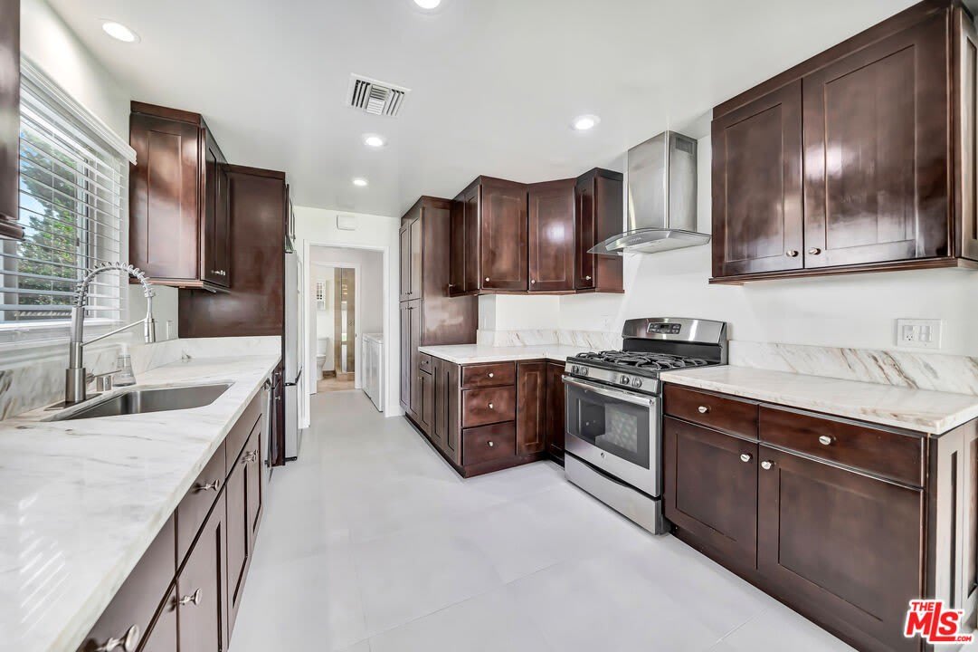 23008 Hamlin St – photo 1