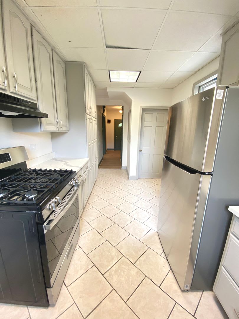 3 Bed/1 Bath Home in Beechview with Bonus Room-Convenient to Downtown! Available October! – photo 2