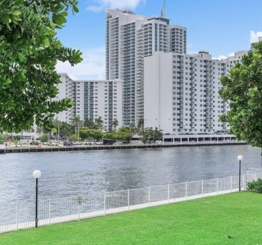 1000 Parkview Dr – photo 4