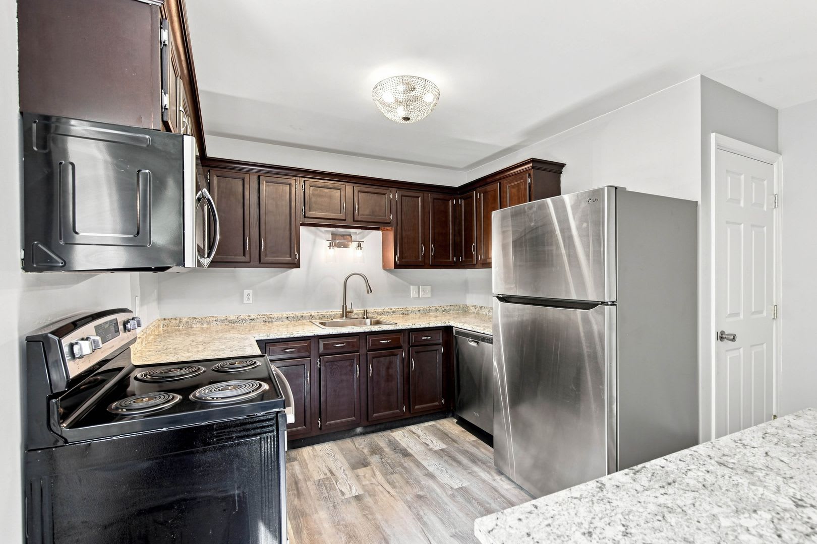 Spacious 3Br 2Ba Home With Private Yard Driveway – photo 5