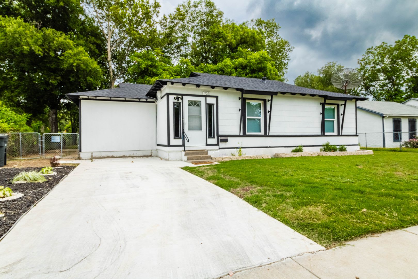 4 bedroom/2 bath House – photo 1