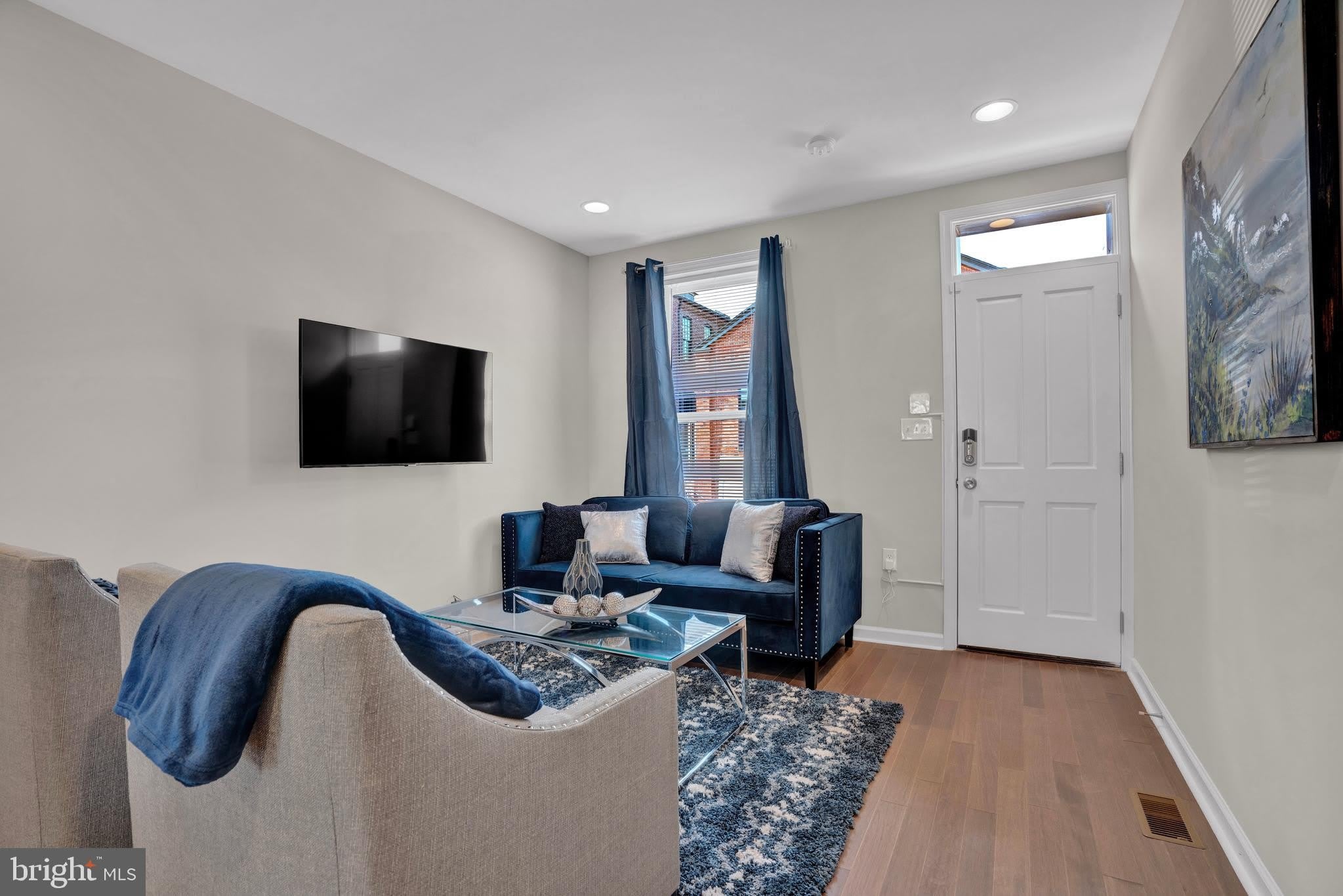2117 E CHASE Street – photo 4