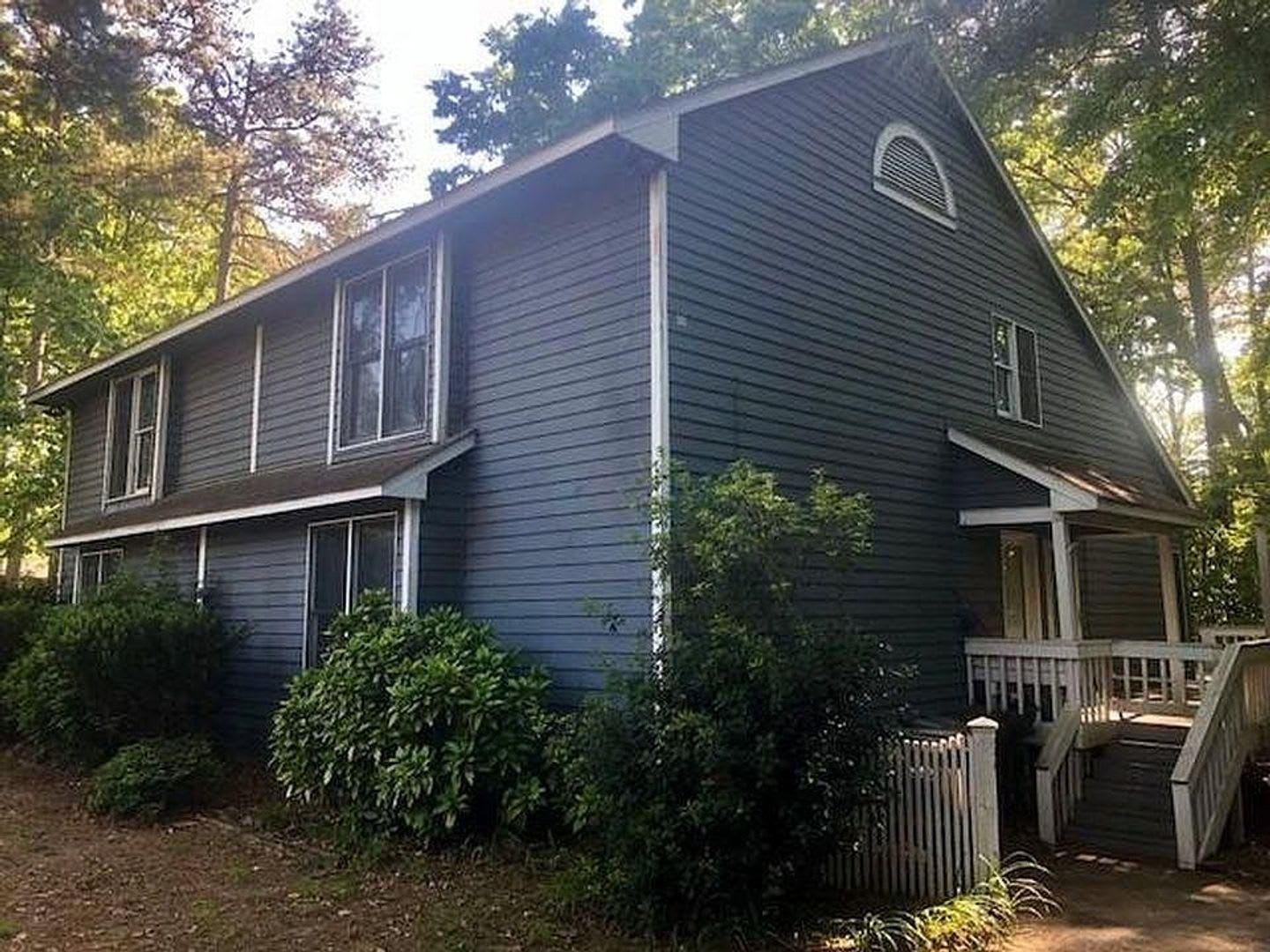 Room In 3 Bedroom Home At Grove Ave – photo 1