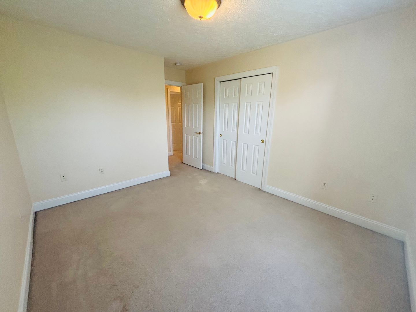 NEW FLOORS! 3 Bedroom 2.5 Half Bath Townhouse – photo 5