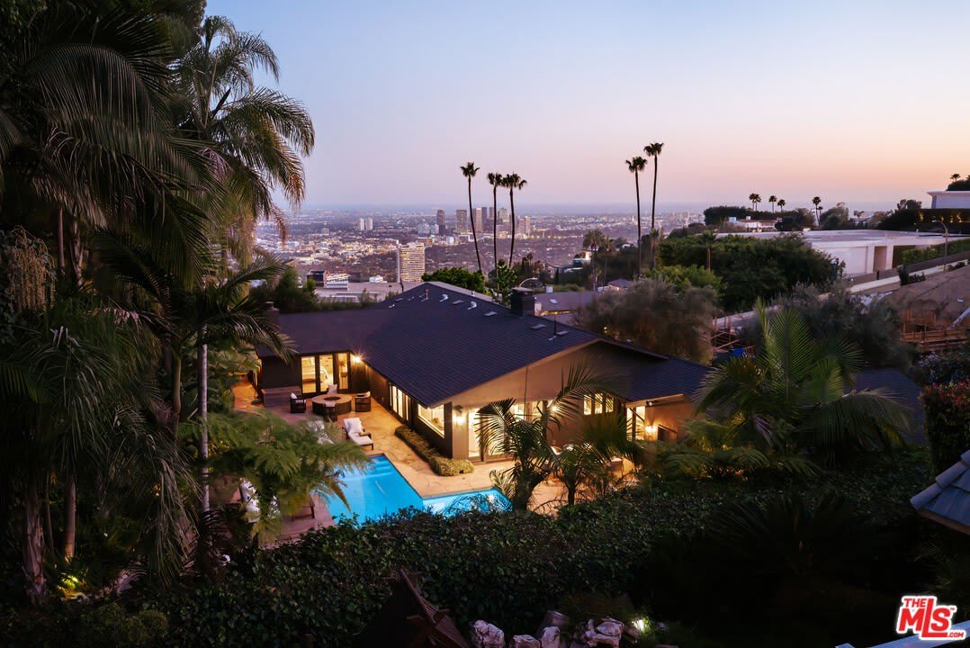 1744 N Doheny Dr – photo 1