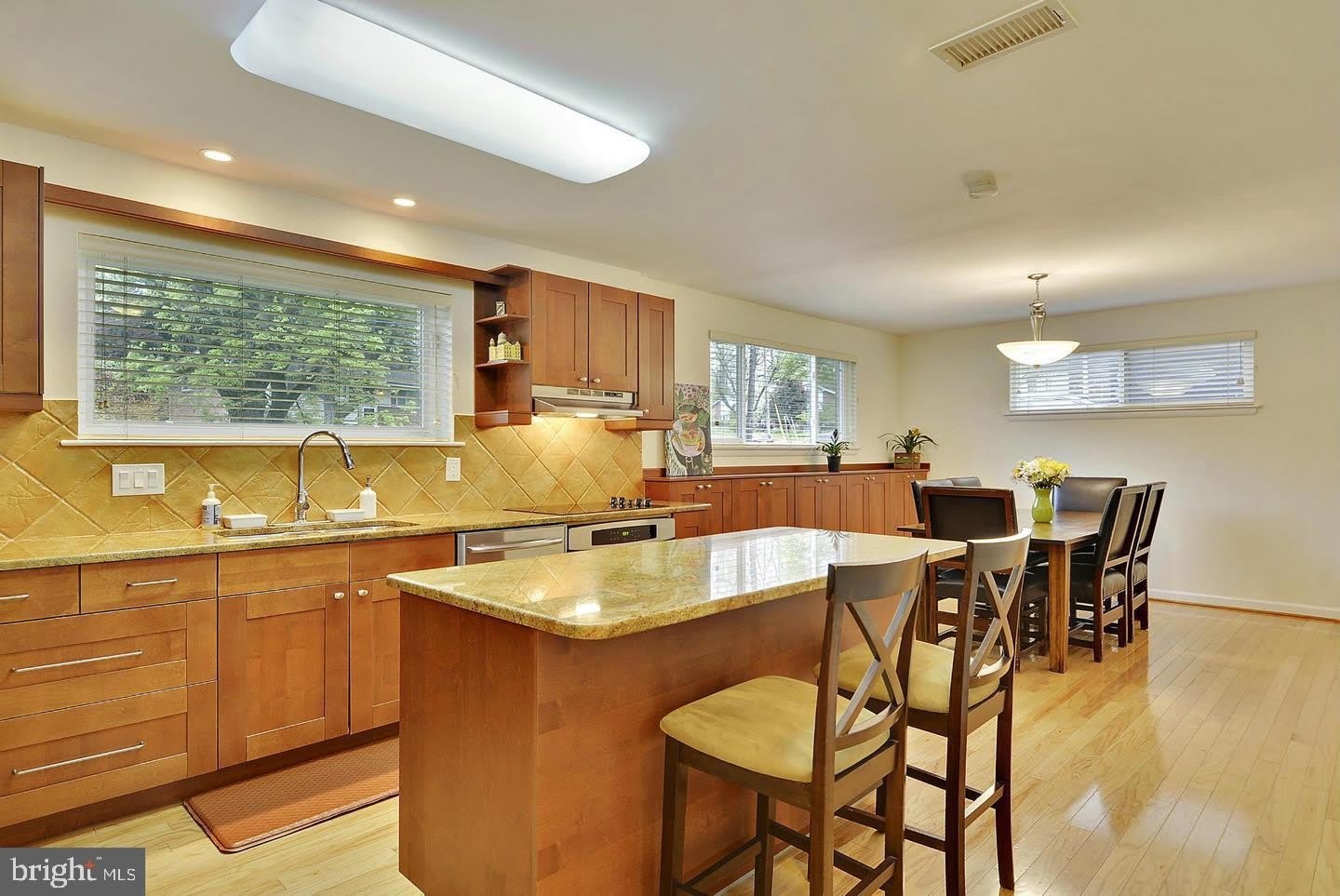 717 HILLSBORO DR – photo 3