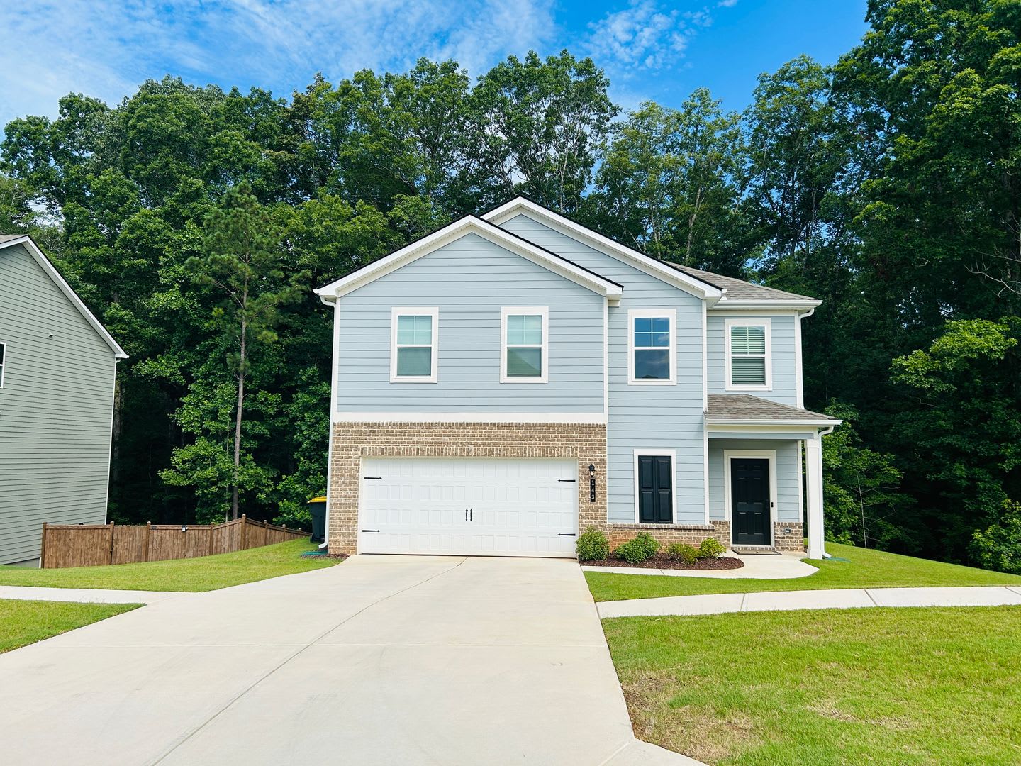 LIKE NEW! 3 bedroom, 2.5 bath home minutes from Downtown Newnan! Must see! – photo 1