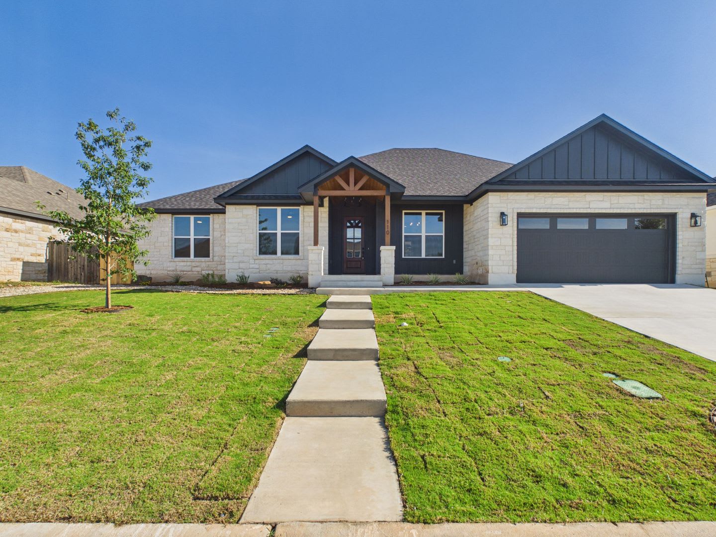 4 Bedroom 2 5 Bath Home With Luxury Finishes Statement Kitchen Private Primary Suite – photo 3