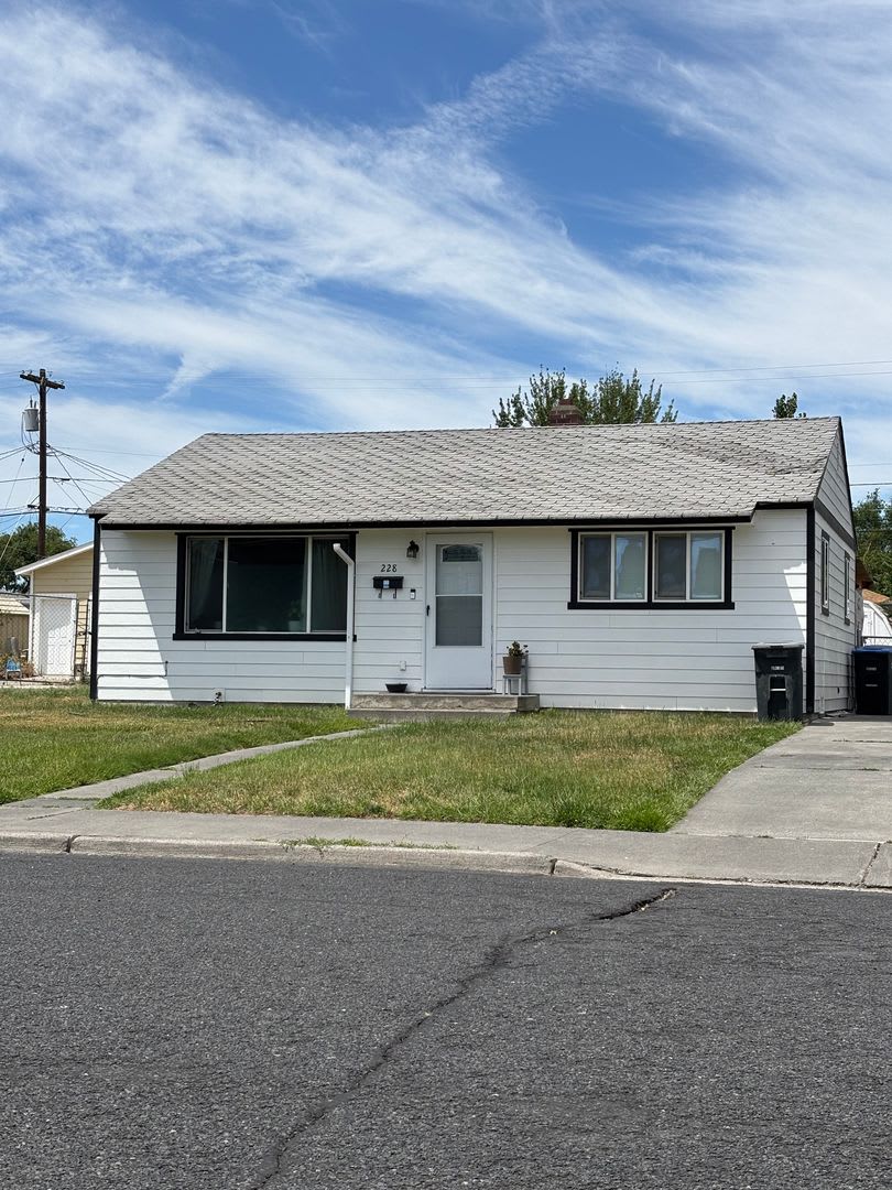 Cozy 2 bedroom 1 bath House! PRICE REDUCED!! – photo 1
