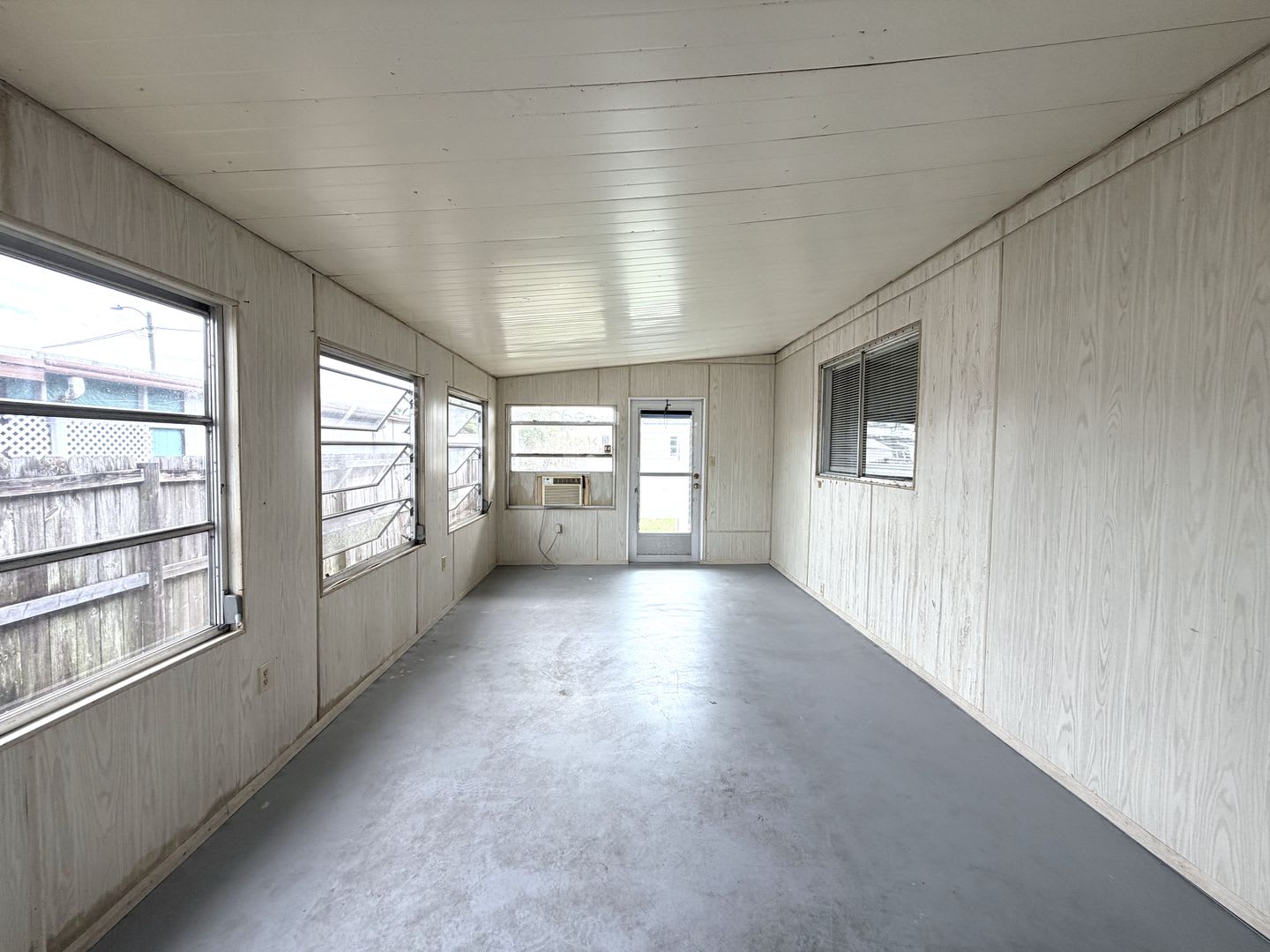 FIRST MONTHS RENT FREE! OVERSIZED 2/2 IN QUIET NEIGHBORHOOD! – photo 4
