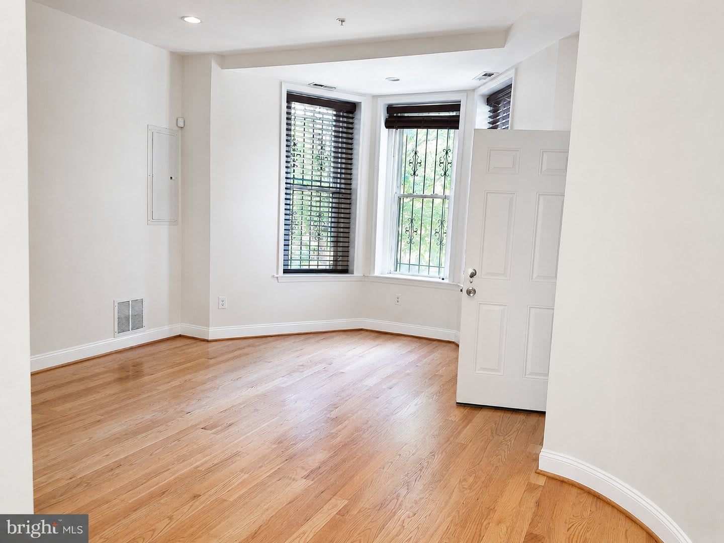 Updated One-Bedroom with In-Unit Laundry and Private Porch Near Shaw – photo 3