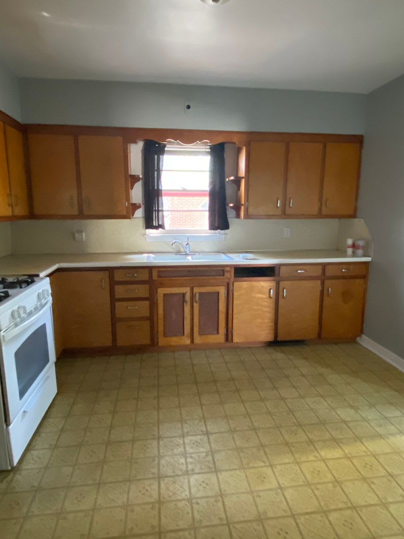 2 Bedroom, 1 Bath Single Family Home with Single Stall Garage 920 Ashland Waterloo, IA – photo 4