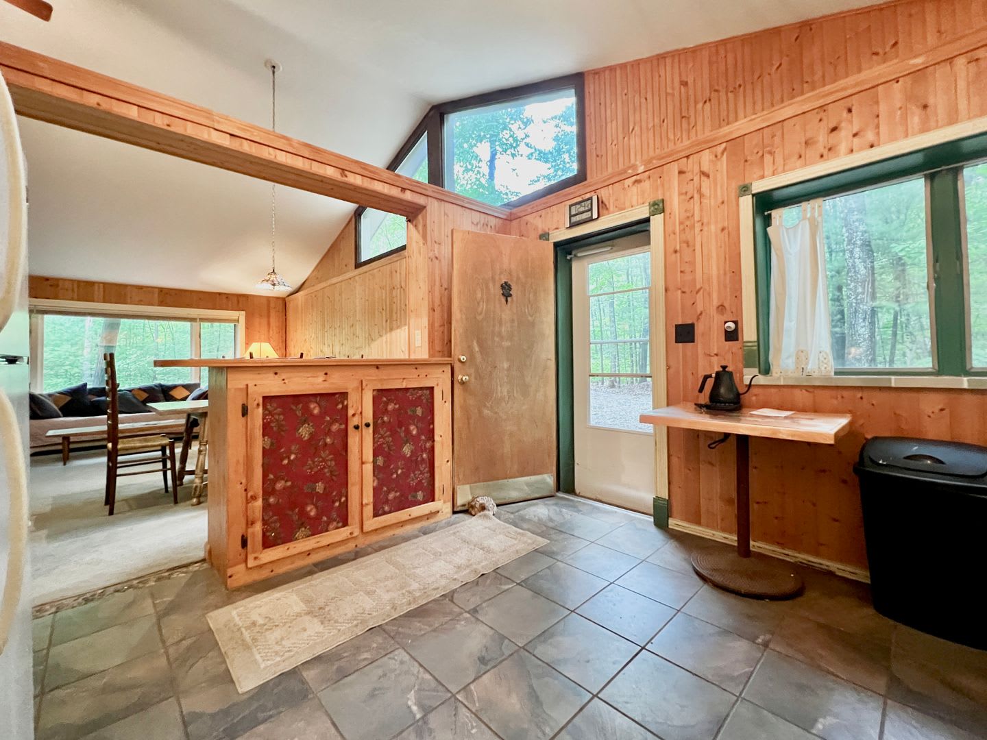 Adorable Cottage Retreat Steps from Duck Lake! – photo 5