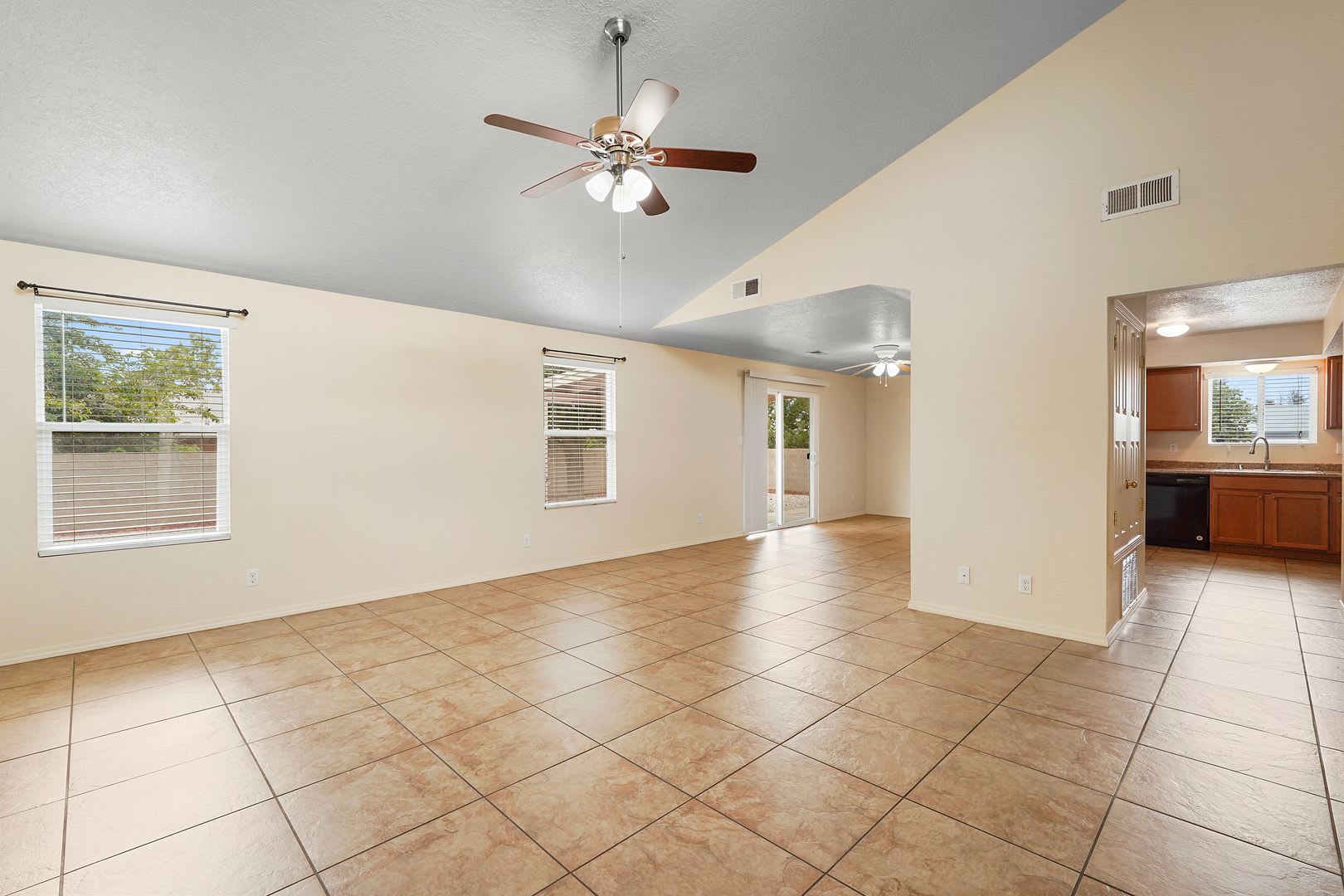 For Rent 3 Bed 2 Bath 1 Car Garage Rio Rancho Large Backyard – photo 5