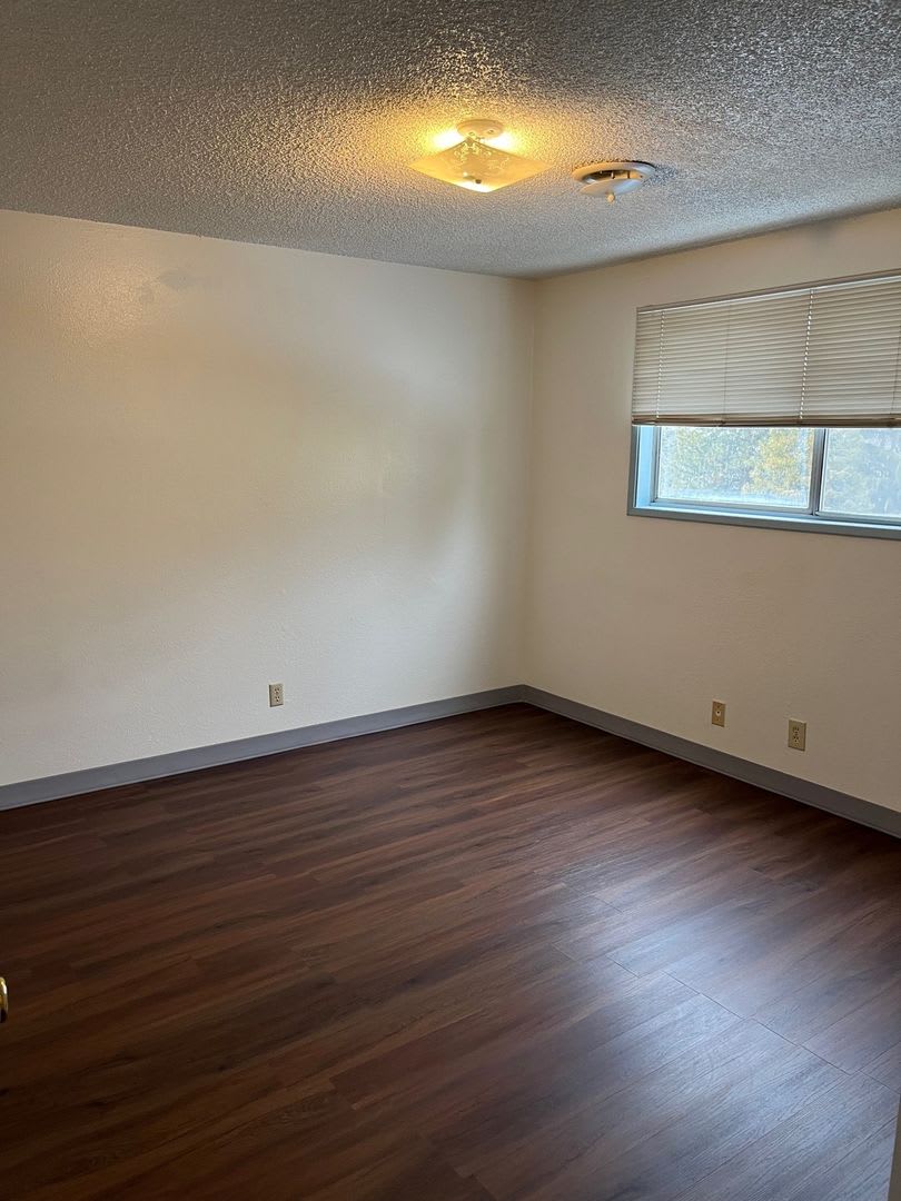 2 Bedroom, 1 Bathroom Upstairs Apartment – photo 3