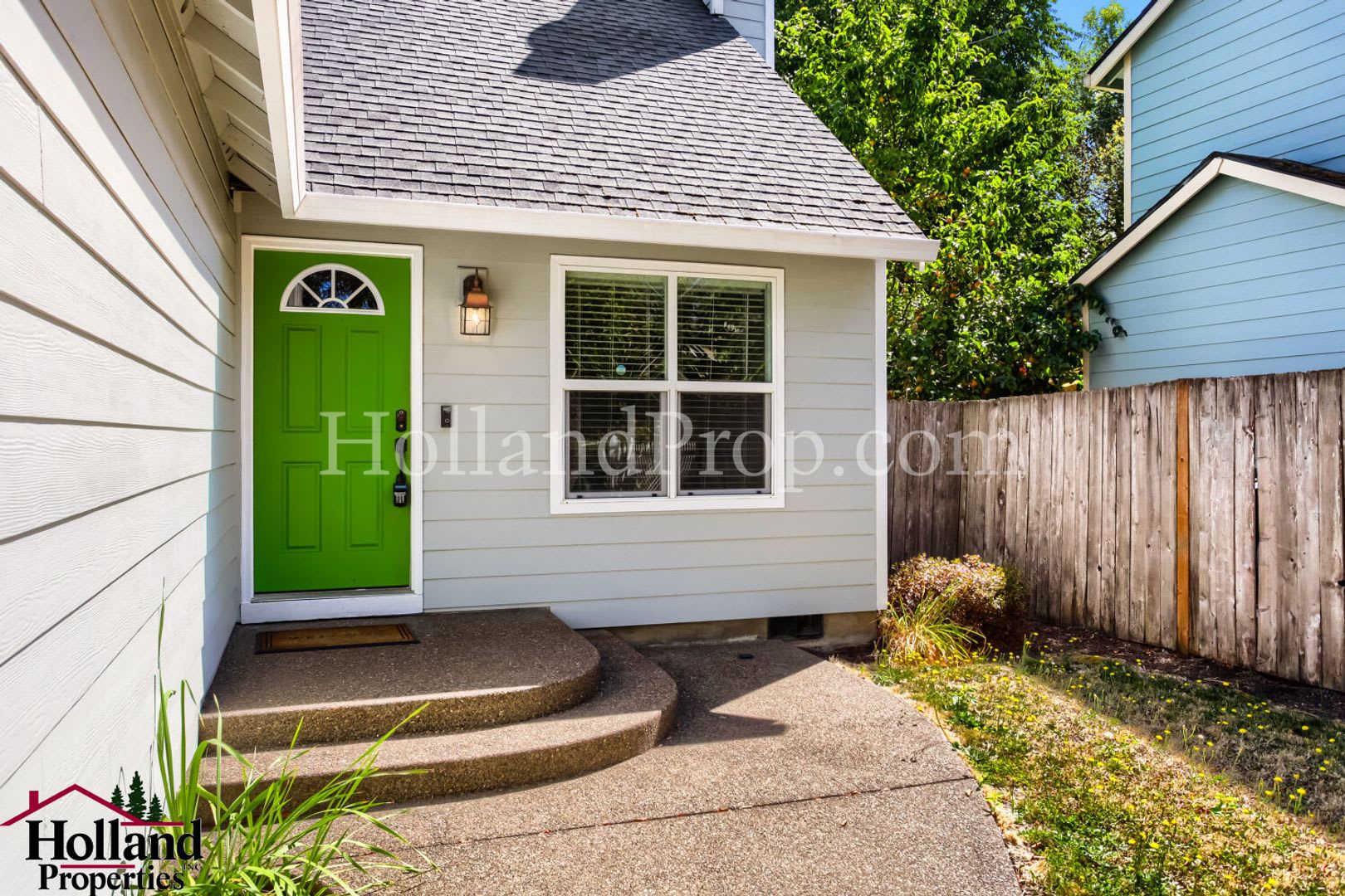 Peaceful 4 Bedroom Home With Large Lot Fireplace Private Backyard – photo 3