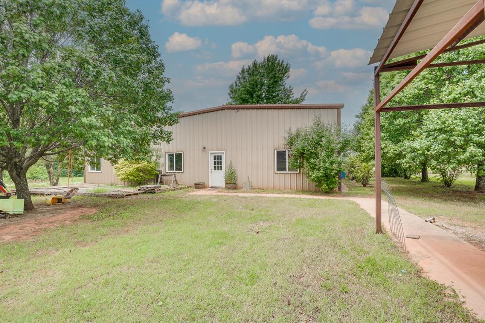 Country Living at Its Finest – 40 Acres, Shops & Barndominium – photo 1