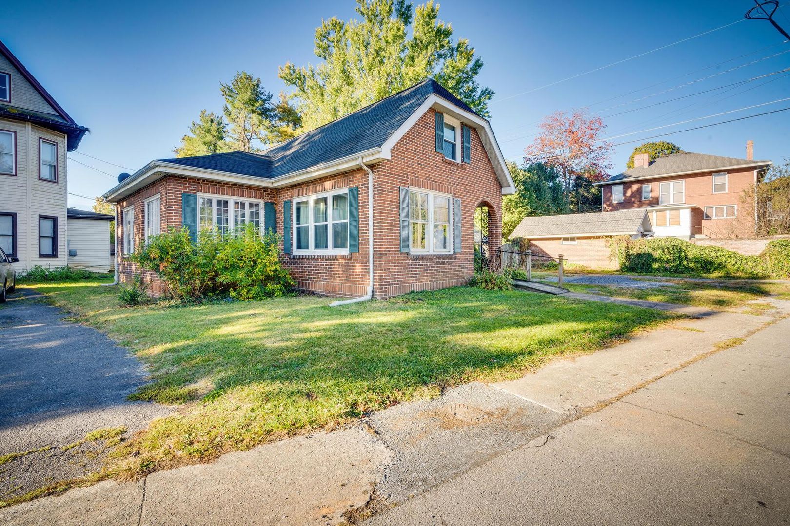Coming Soon!! Charming 3 bed 2 Bath – photo 3