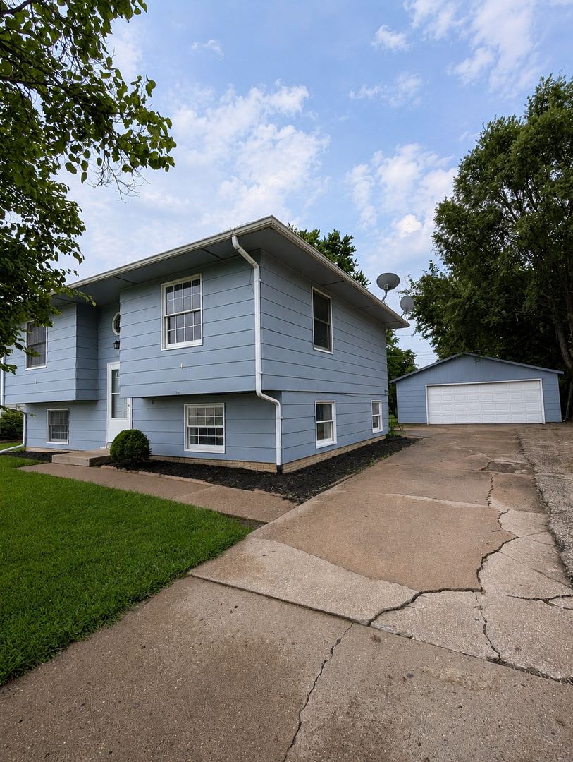 Spacious Split-Level Home With Garage and Fenced Yard in Rock Island! – photo 2