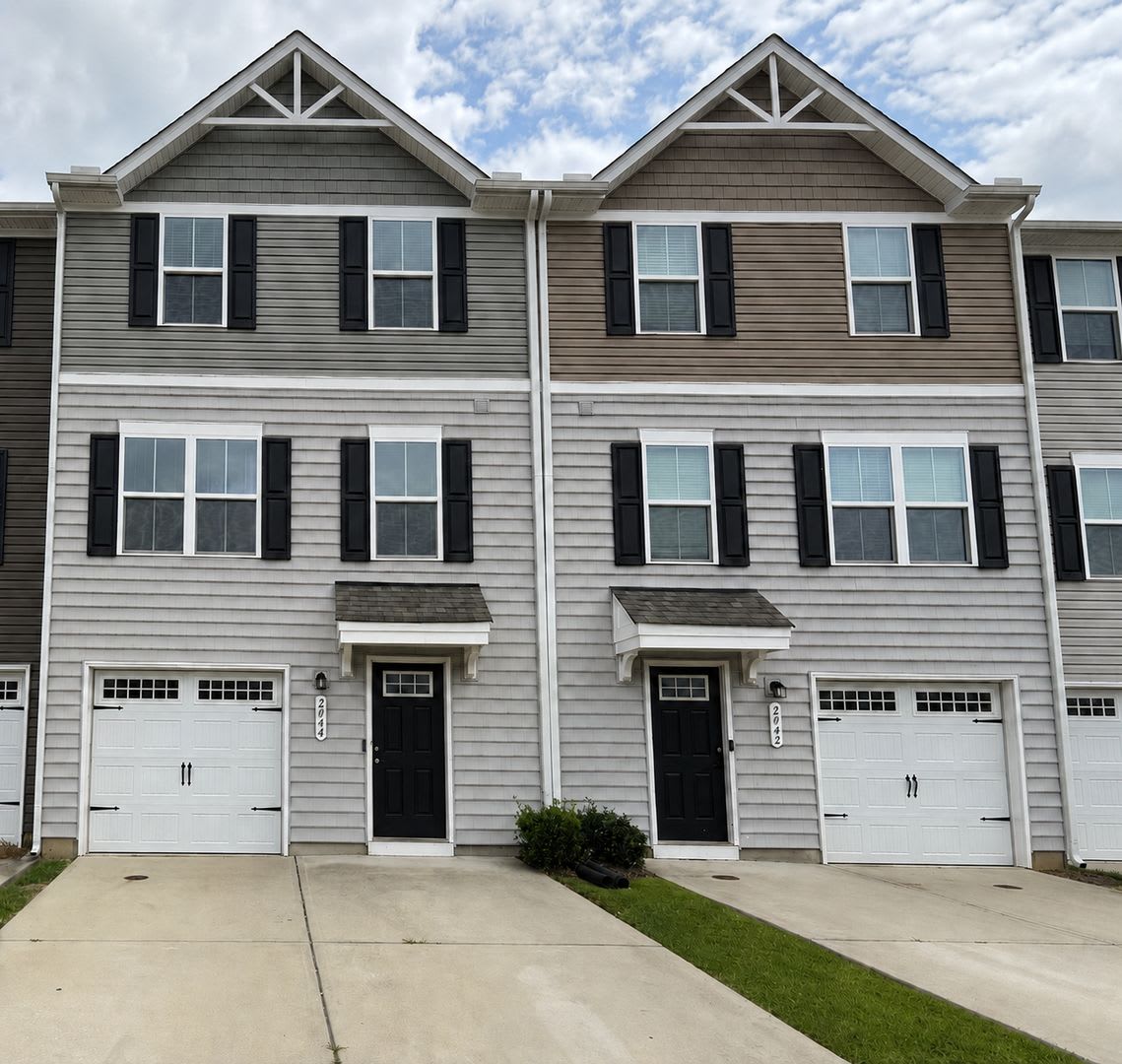 Charming 3-Bedroom Suffolk Home with Garage & Deck – photo 1