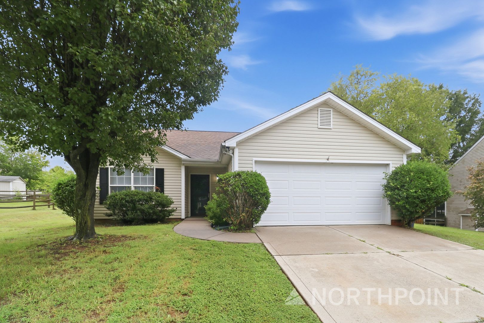 3 Br 2Ba Newly Renovated Single Family Home Fenced Backyard Community Pool – photo 1
