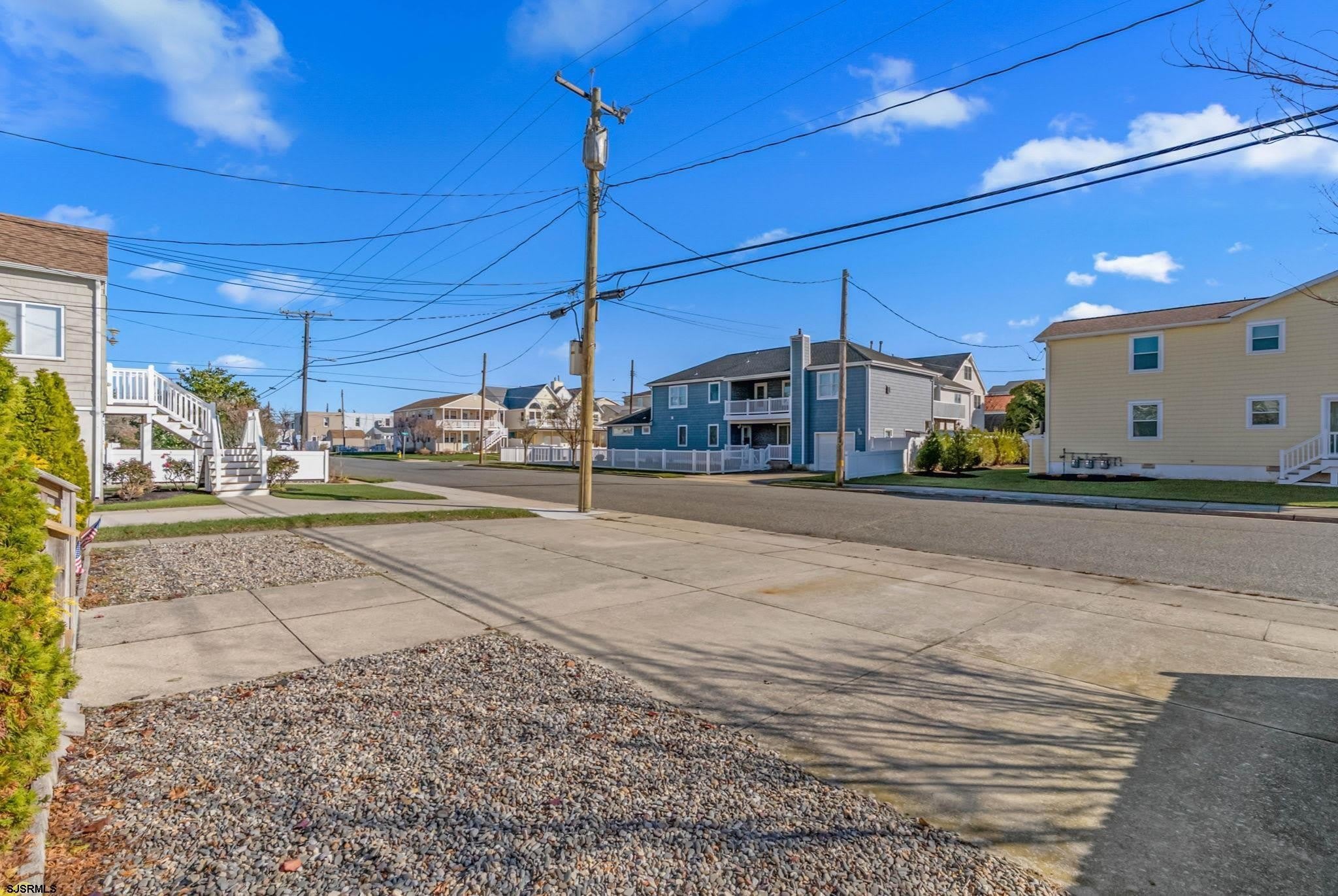 413 Beach Ave W – photo 3