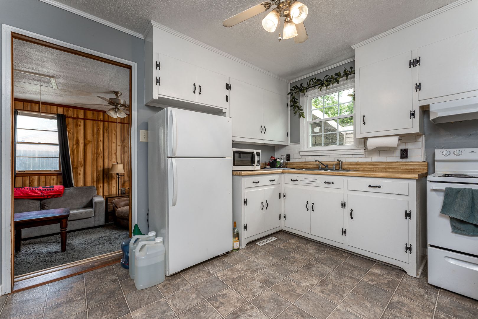AVAILABLE NOW at a Good Price. 3 Bed 1 Bath FOR LEASE in Columbia. $1200 Rent. – photo 2