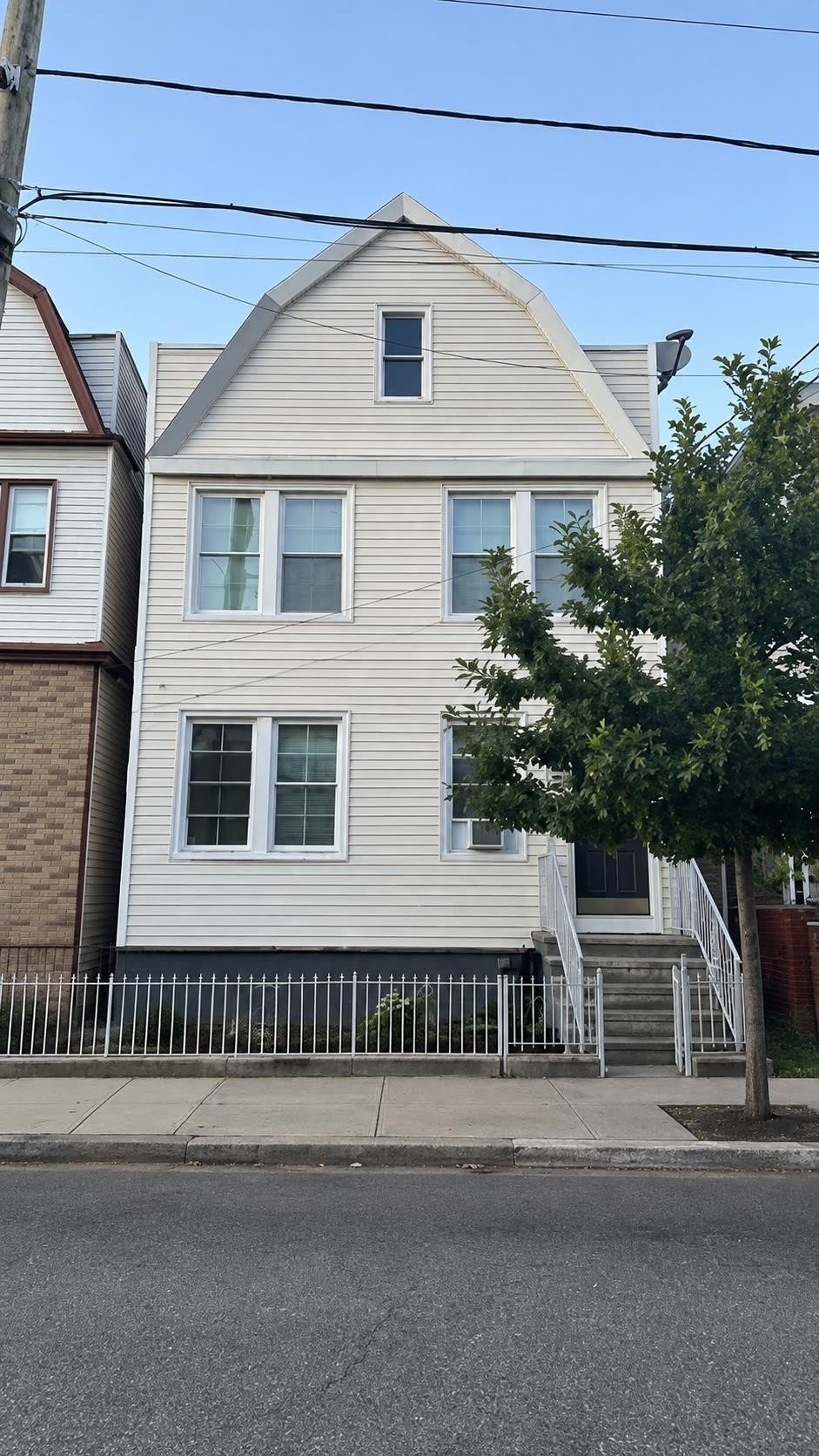 171 W 19TH ST – photo 1