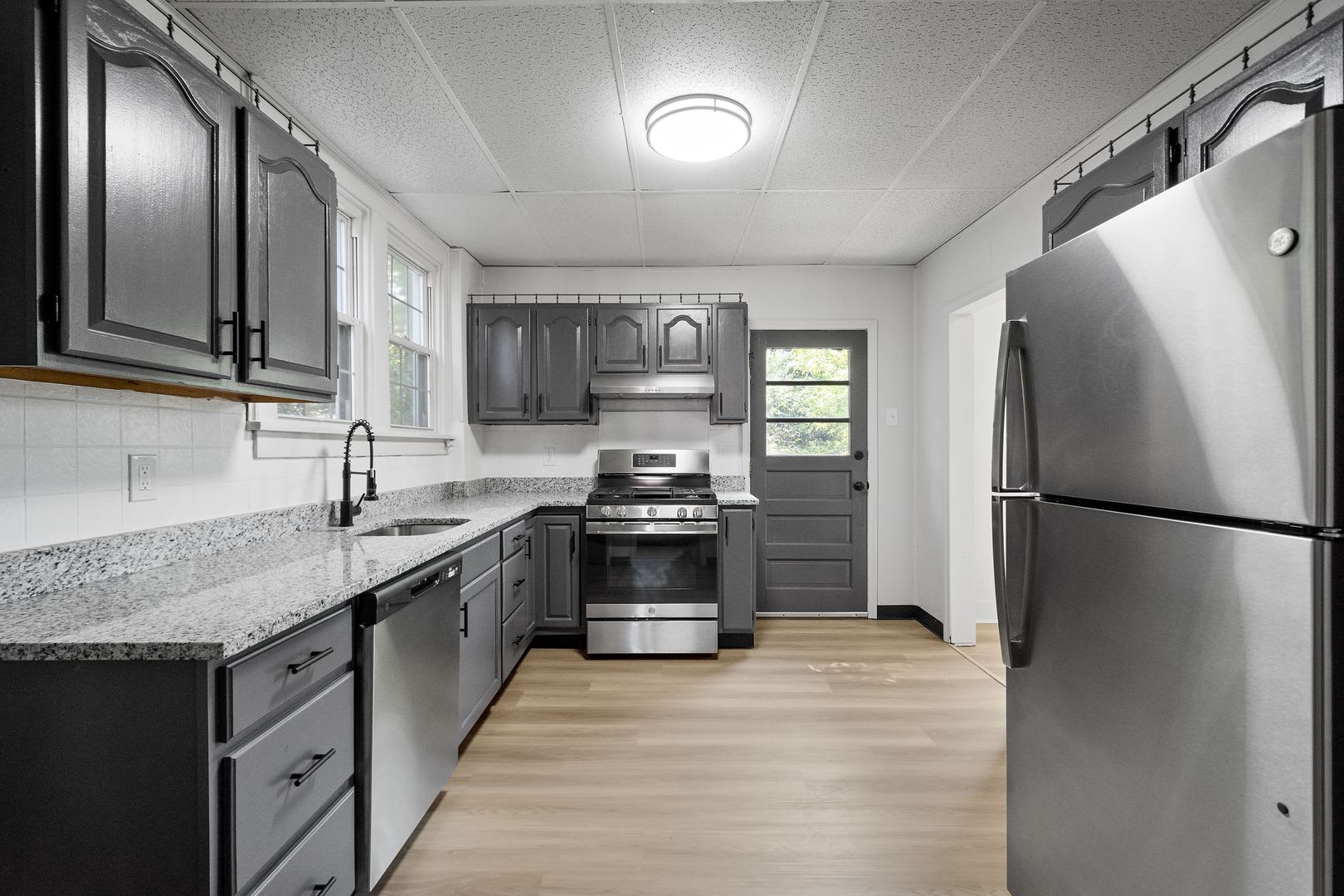 Stunning 3 bedroom home in McKeesport available September 15! – photo 1