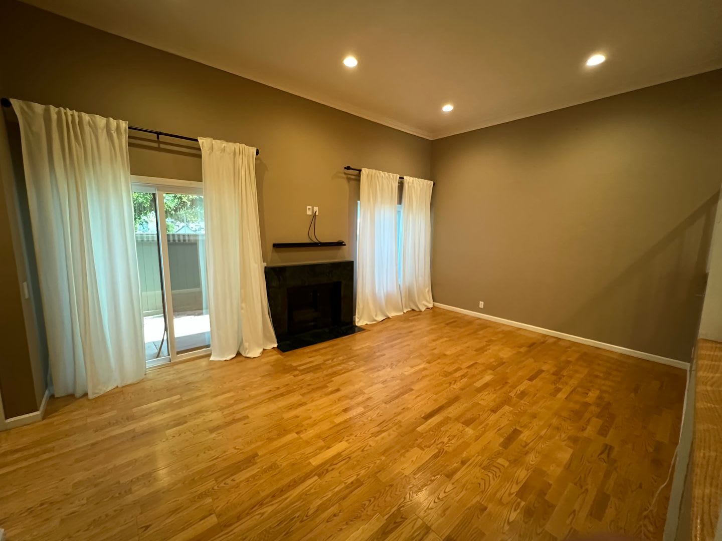 Beautifully Remodeled 2 Bed 1.5 Bath Townhome in Orange! – photo 2