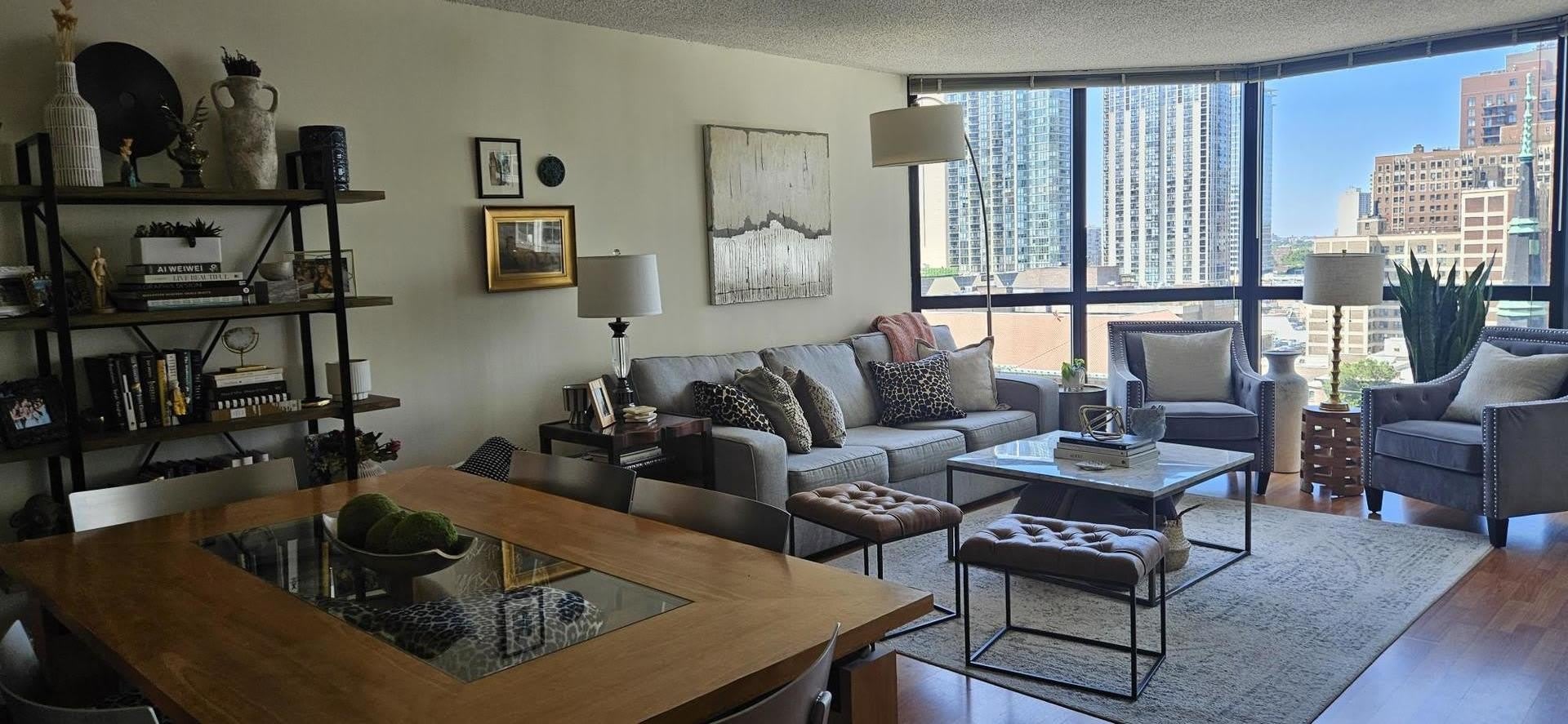 33 W Delaware Place – photo 2