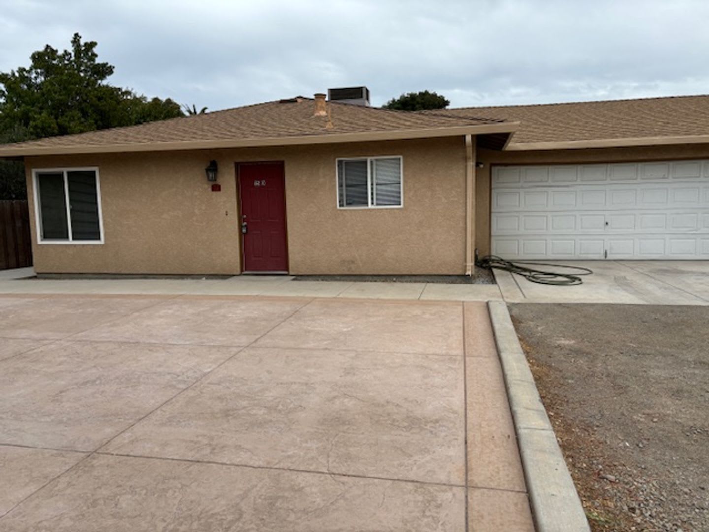 Cozy 2 Bedroom House with a 2 Car Garage – photo 1