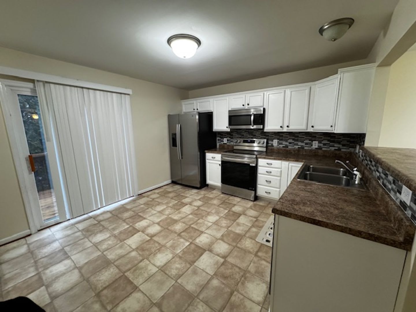 End Unit Townhome with Unfinished Basement – photo 4