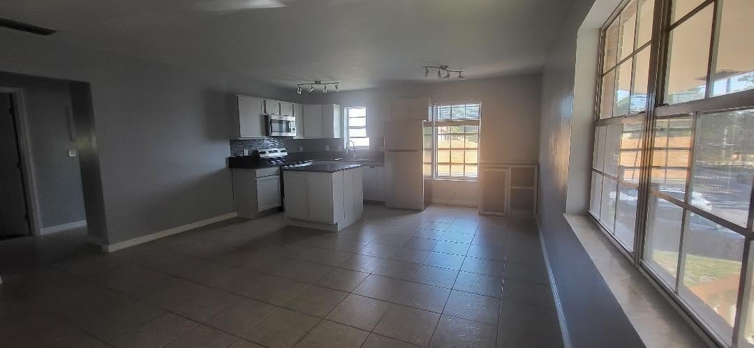 5240 NE 14th Way – photo 4