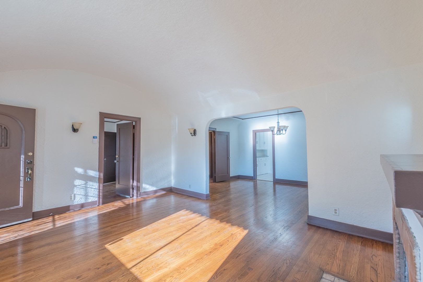 Beautiful 2 Bed +office, den garage, 1 Bath – photo 4
