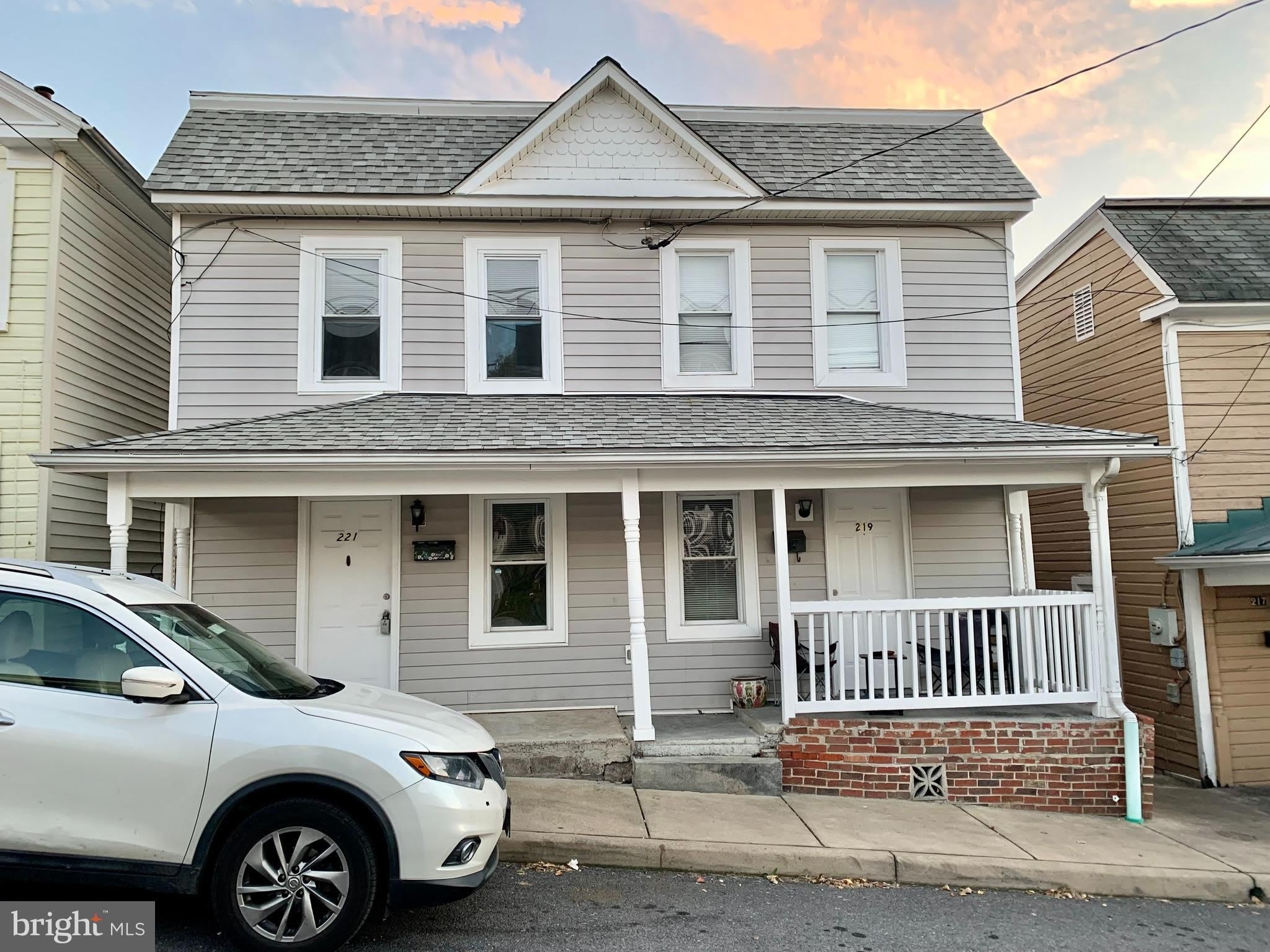 221 BAKER Street – photo 2