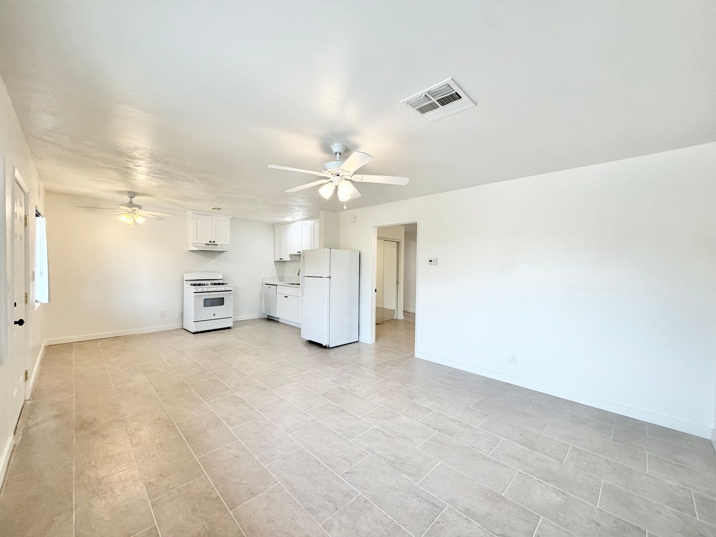 AVAILABLE NOW!! 1 Bedroom, 1 Bathroom Apartment in Palm Springs! – photo 3